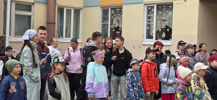 Торжественная линейка состоялась в честь празднования дня россии.